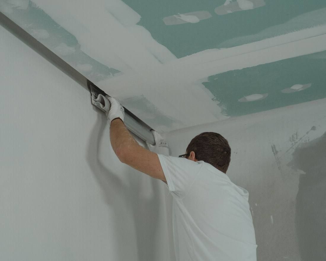 Plaquiste posant un faux plafond