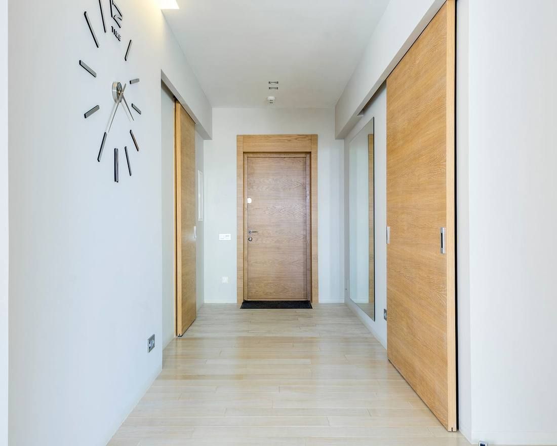 Couloir avec portes intérieures en bois